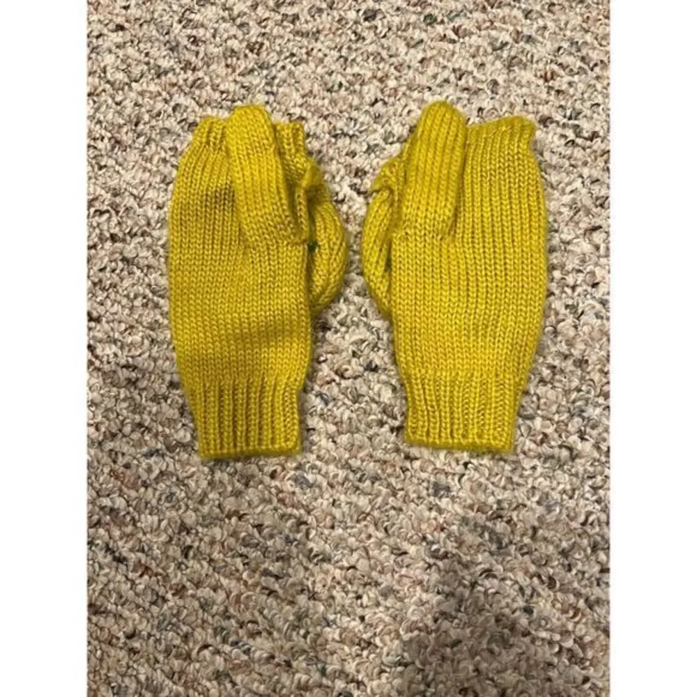 Xhilaration women's yellow with green snowflake acrylic knit‎ flip gloves
